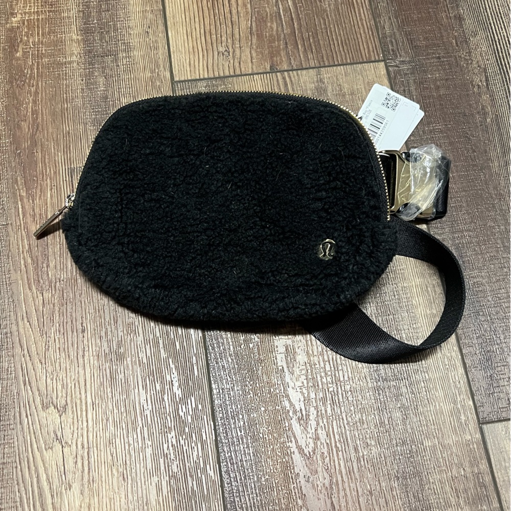 Lululemon Everywhere Belt Bag 1L Black Fleece NWT